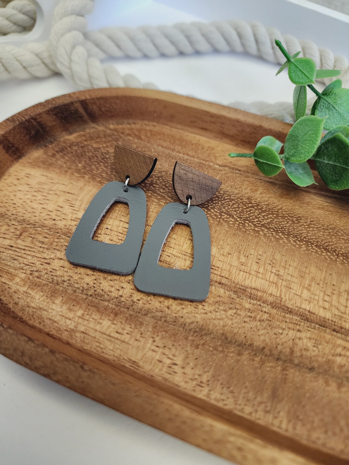 Grey Walnut stud